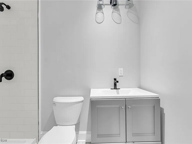 Photo - 1244 W 69th St