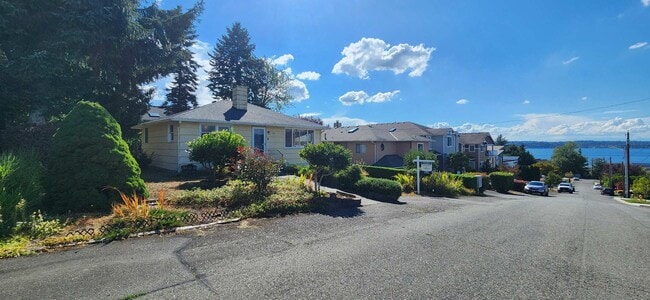 1013 N 33rd Pl