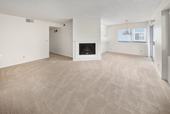 Photo - ADORABLE 3+2 CORNER UNIT & 2-CAR GARAGE! Unidad 215