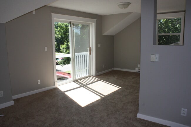 4969 Stewart Ave Unidad 2-Upper