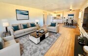 Experimente una combinación de estilo y comodidad en este acogedor espacio habitable.