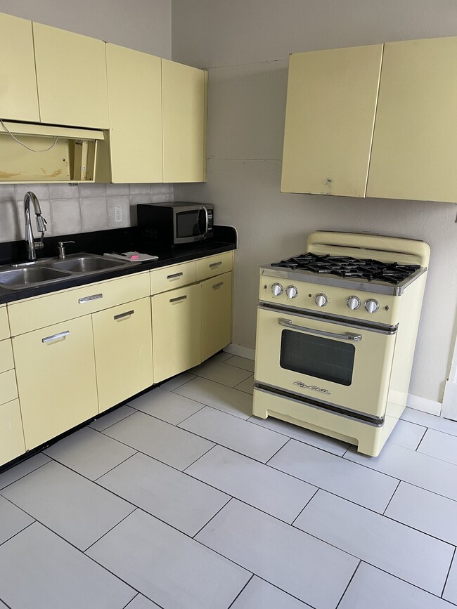 Building Photo - 417 W 3rd St