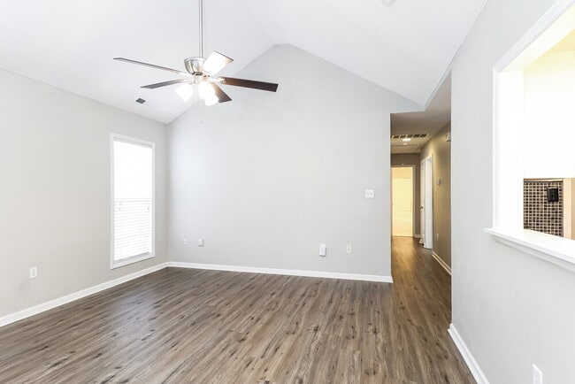 Photo - 310 Tamarack Dr