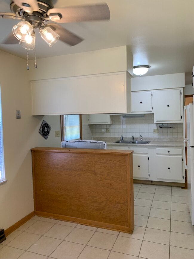 Kitchen - 2537 Parkwood Ave