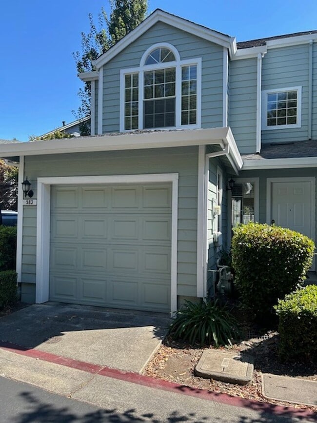 Beautiful 2 Bedroom Townhome Available Now! - Beautiful 2 Bedroom Townhome Available Now!