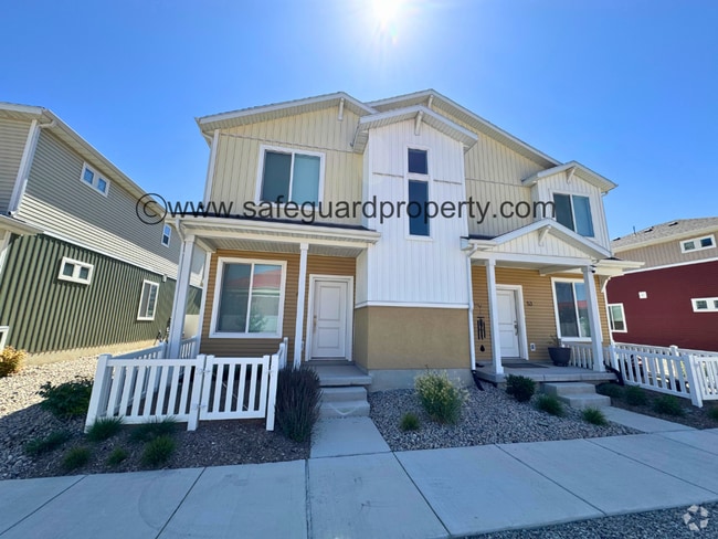 Building Photo - Beautiful Townhome in Saratoga Springs