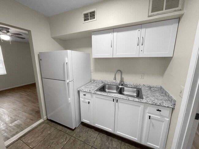 Building Photo - Cozy 1 Bed / 1 Bath Apartment – Heart of T... Unit 9