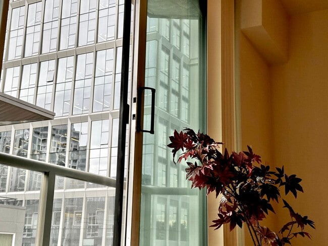 Photo - Downtown Bellevue Studio with Balcony, In-... Unidad 501