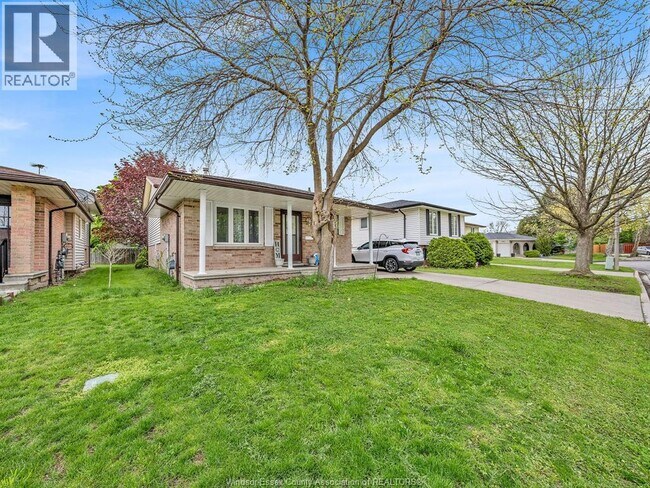 Photo - 1493 Azalia Crescent