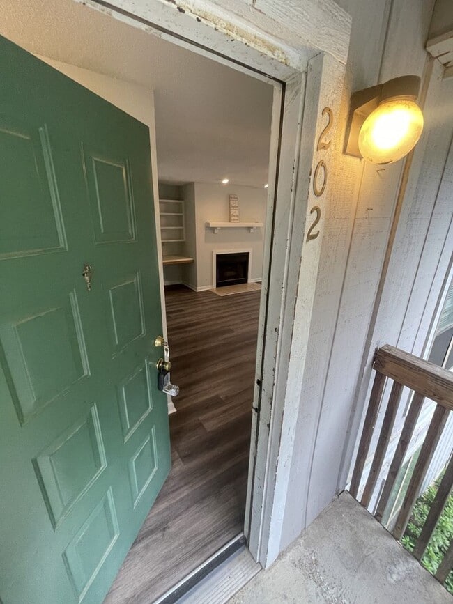 Building Photo - 2br/2ba, fireplace, deck Rental