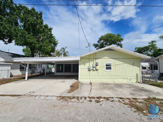 Photo - Spacious 3 Bedroom, 2 Bath home with a 2 CAR Carport near down St. Petersburg *Available Now*