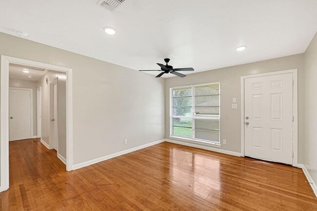 Photo - 4319 Howcher St