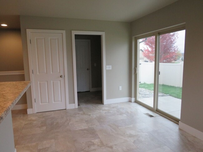 Photo - 4 Bedroom Townhome in River Pointe Subdivison