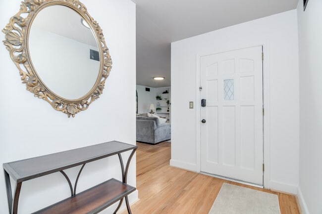 Photo - 822 W Woodlawn Ave