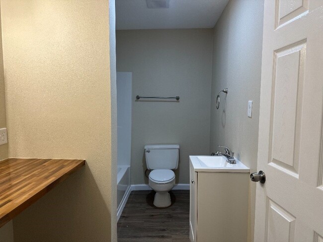 Building Photo - 135 W Monroe St Unit 9