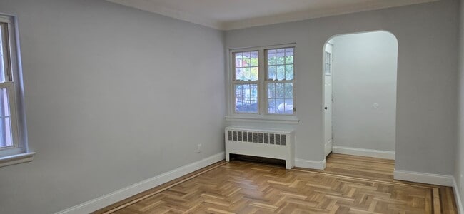 Living room - 1042 E 211th St Unit 1st Fl