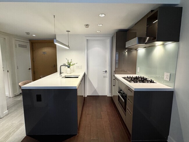 Photo - 777 Richards St