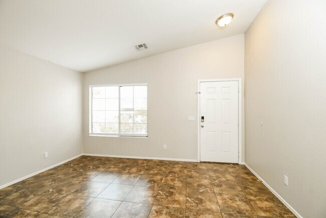 Photo - 823 W Bowker St