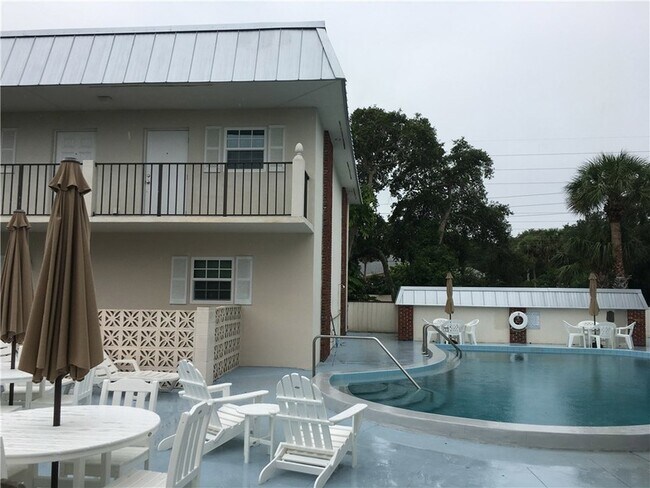 Building Photo - 900 Jasmine Ln Unit 102A