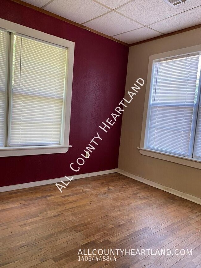 Photo - 219 W Kenworthy Ave