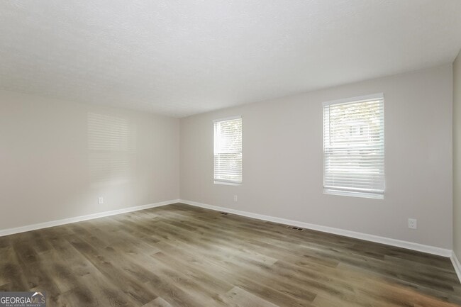 Photo - 694 Stoneside Dr