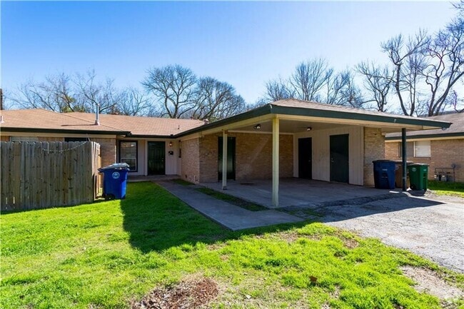 Building Photo - 3004 Pecan Springs Rd Unit A Rental