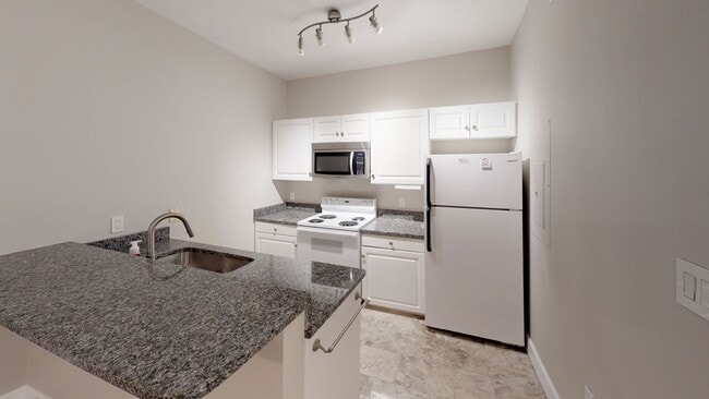 Building Photo - 3 bedroom/ 2 bath at University Towers - R... Unit 104 Rental