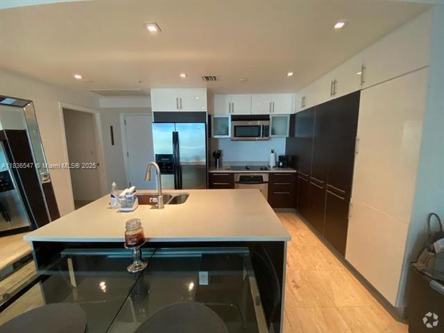Building Photo - 1900 N Bayshore Dr Unit 2314 Rental