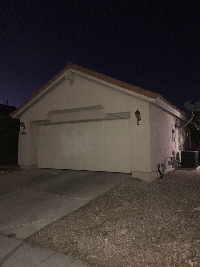 Building Photo - MUST SEE 1 BEDROOM HOME!