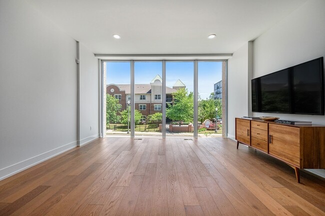 Photo - 2805 Brush St