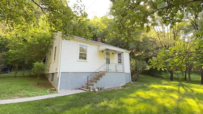 Building Photo - Spacious 2 Bedroom/1 Bath Home