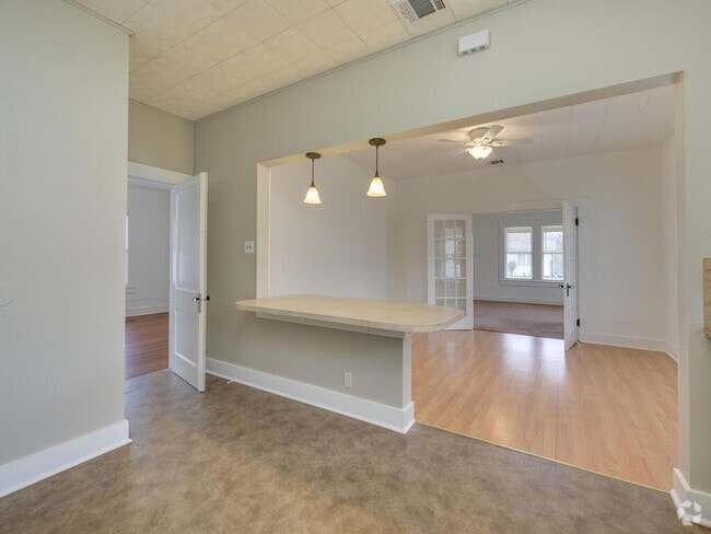 Building Photo - 916 Cecelia St Rental
