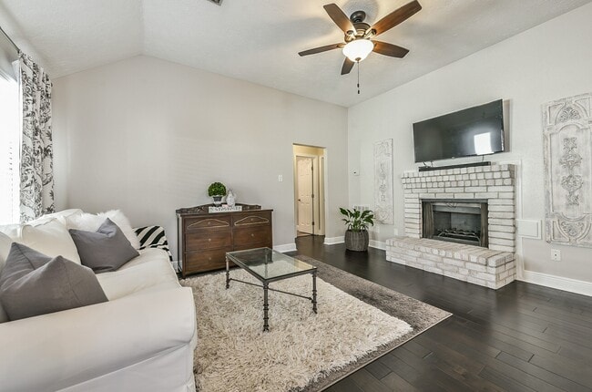 Photo - 1118 Chelsea Ln