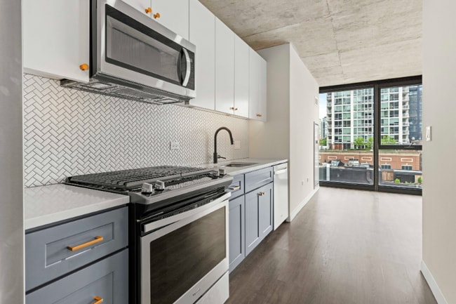 Building Photo - 167 W Huron St Rental