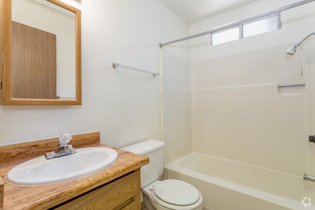 4BR, 2BA - 1,450SF - Redwood Glen Apartments