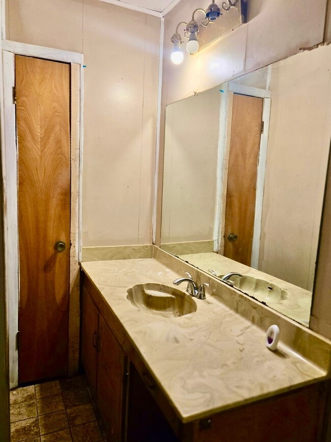 Building Photo - 860 Bingman Dr