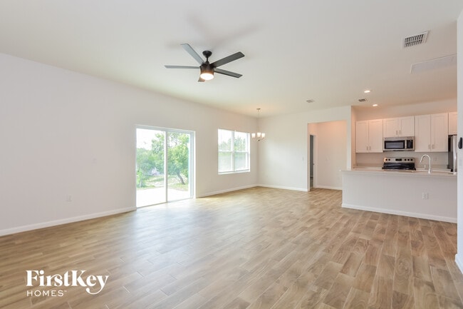 Photo - 2011 E Prairie Cir