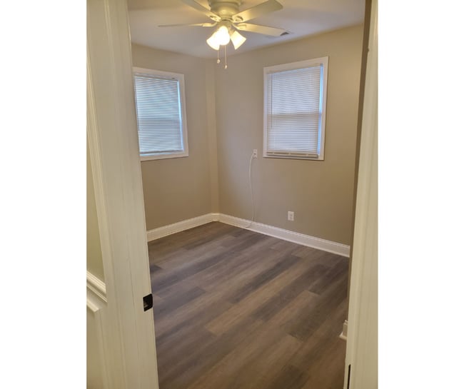 Photo - 17 W Talbott St Unidad 1A W/Bath $800 Available 1A