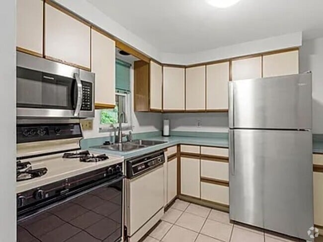 Building Photo - AVAILABLE 6/1! CONVENIENTLY LOCATED 2 BEDR... Rental