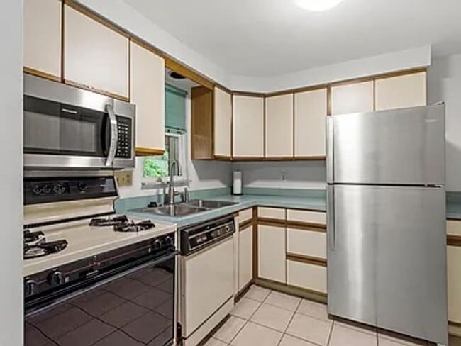 AVAILABLE 6/1! CONVENIENTLY LOCATED 2 BEDR... - AVAILABLE 6/1! CONVENIENTLY LOCATED 2 BEDR... House