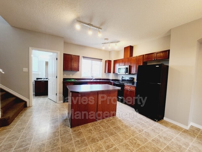 Photo - 3010-3033 33 Ave NW