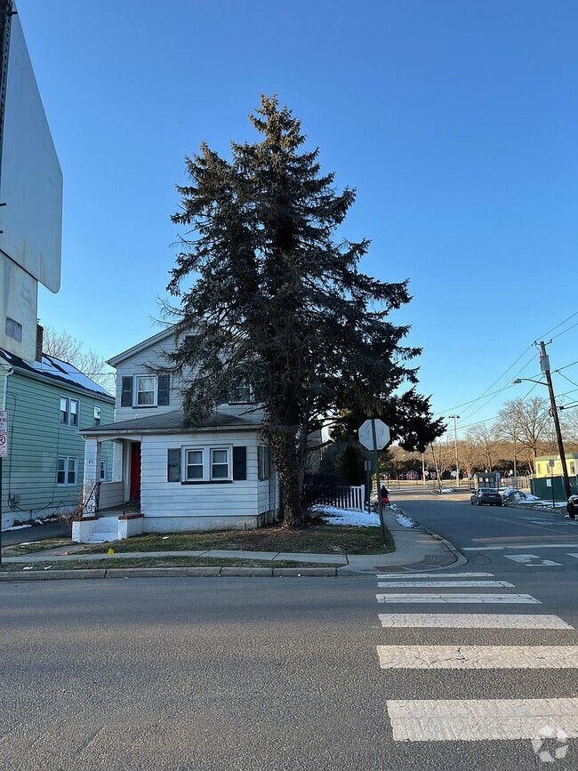 Building Photo - 85 Birch Ave Rental