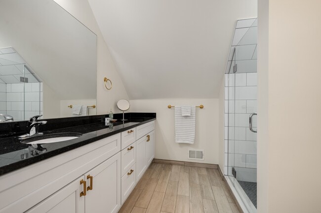 Photo - 2081 Vermont St