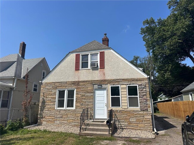Building Photo - 919 3rd St E Rental