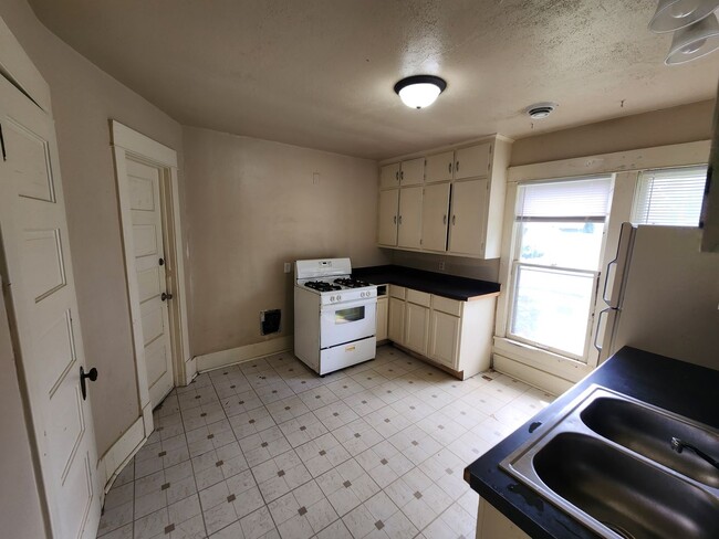 Building Photo - 1546 12th Ave Unit #4