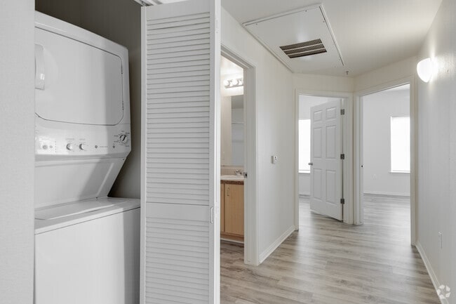 2BR, 2BA - 689SF