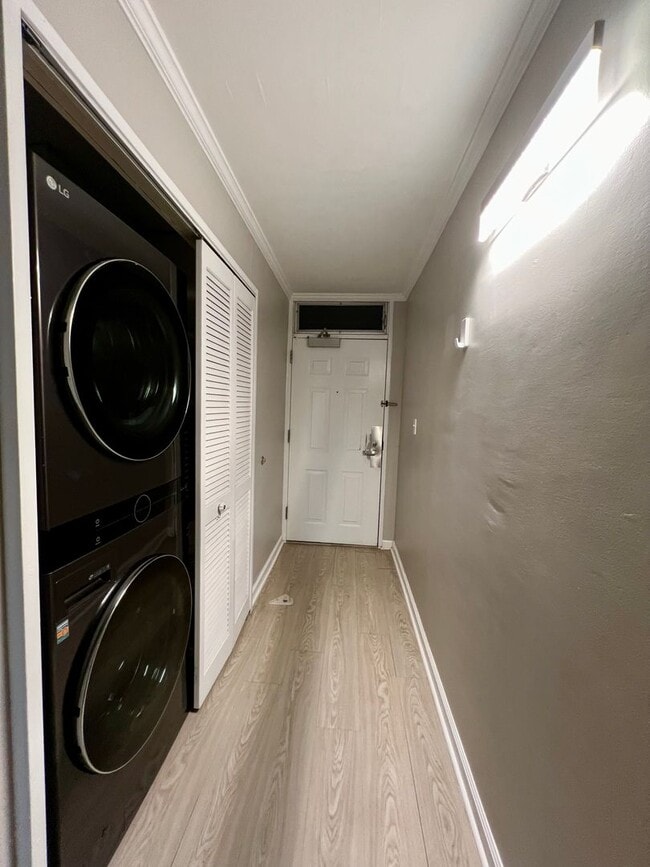 Photo - Spacious 1Bed 1Bath 1Parking Stall With Lanai & Den