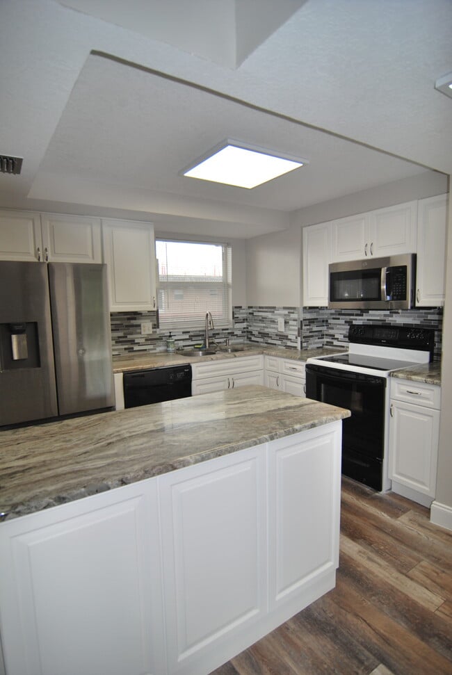 Building Photo - 729 Lori Dr Unit 305 Rental
