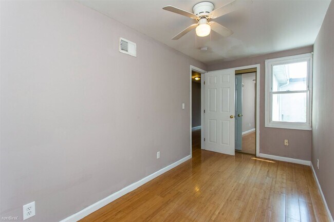 Photo - 4 br, 2 bath Triplex - 1745 WILLINGTON ST ... Unidad 2F