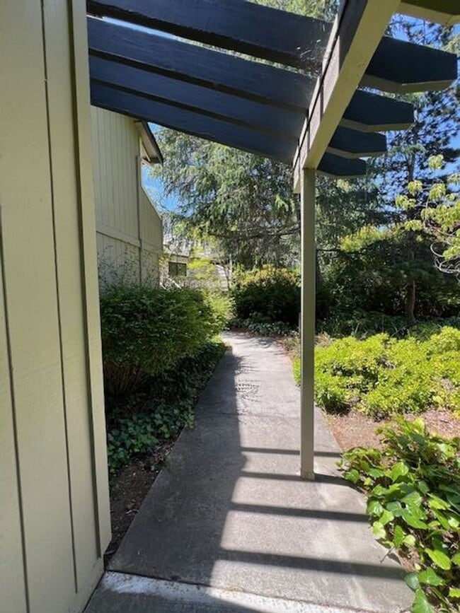 Photo - 3 Bed End Unit in Mt. View